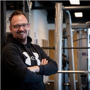 Personal Trainer e Formatore esperto in forza, postura e performance.”